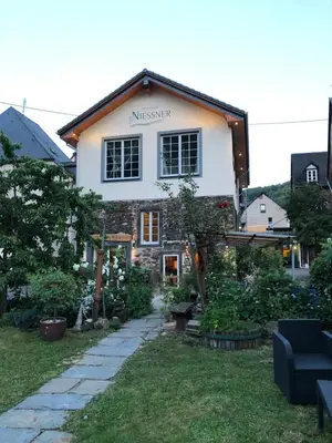 Ein Garten an der Unterkunft Ferienweingut Niessner
