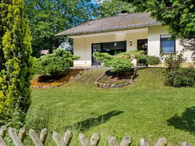 Ein Garten an der Unterkunft Feusdorf Forest Bungalow