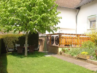 Ein Garten an der Unterkunft Kyll Valley Forest Apartment