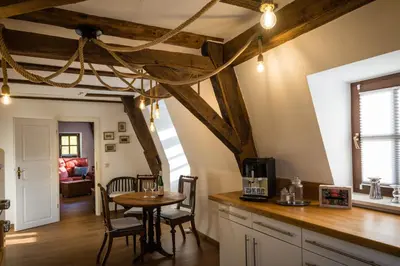 Küche/Küchenzeile in der Unterkunft Rißbacher Hof Mansarde anno 1737