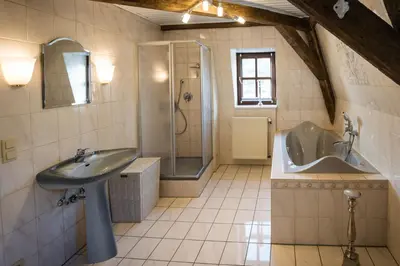 Ein Badezimmer in der Unterkunft Rißbacher Hof Mansarde anno 1737