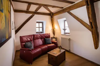 Ein Sitzbereich in der Unterkunft Rißbacher Hof Mansarde anno 1737
