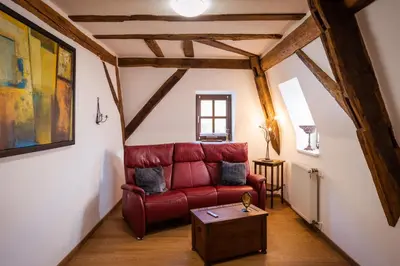 Ein Sitzbereich in der Unterkunft Rißbacher Hof Mansarde anno 1737