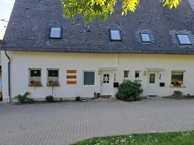 Das Gebäude in dem sich die Ferienwohnung befindet
