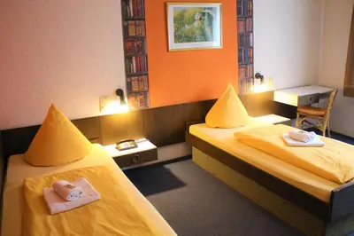 Ein Bett oder Betten in einem Zimmer der Unterkunft Hotel Simonis Koblenz