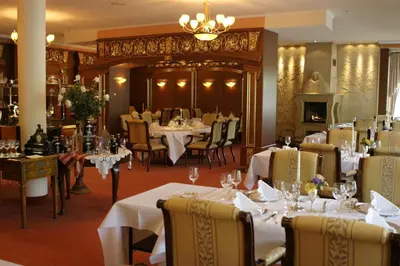 Ein Restaurant oder anderes Speiselokal in der Unterkunft Bellevue Rheinhotel