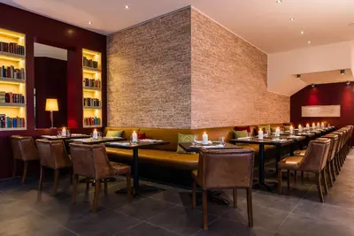 Ein Restaurant oder anderes Speiselokal in der Unterkunft Park Plaza Trier