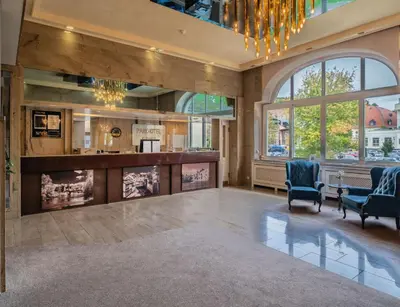 Ein Sitzbereich in der Unterkunft Parkhotel Kurhaus