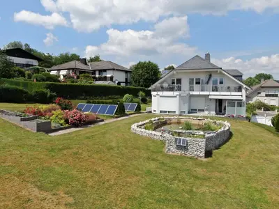 Ein Garten an der Unterkunft Ferienwohnung Hochwaldblick 2