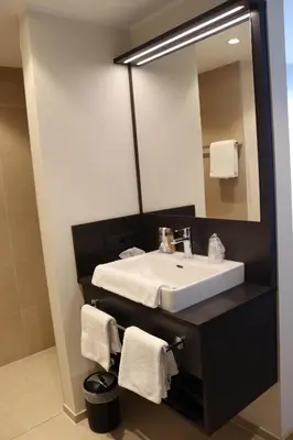 Ein Badezimmer in der Unterkunft EINSTEIN Hotel am Römerpark