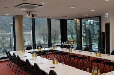 Ein Restaurant oder anderes Speiselokal in der Unterkunft EINSTEIN Hotel am Römerpark