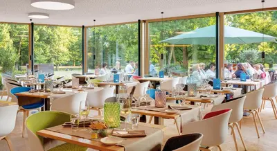 Ein Restaurant oder anderes Speiselokal in der Unterkunft Nells Park Hotel