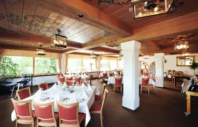 Ein Restaurant oder anderes Speiselokal in der Unterkunft Hotel Bergschlößchen