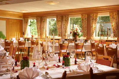 Ein Restaurant oder anderes Speiselokal in der Unterkunft Hotel Bergschlößchen