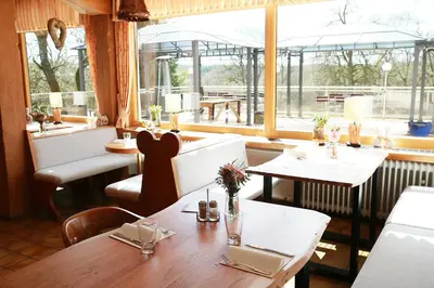 Ein Restaurant oder anderes Speiselokal in der Unterkunft Hotel Bergschlößchen