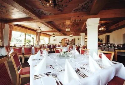 Ein Restaurant oder anderes Speiselokal in der Unterkunft Hotel Bergschlößchen