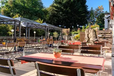 Ein Restaurant oder anderes Speiselokal in der Unterkunft Hotel Bergschlößchen