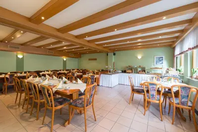 Ein Restaurant oder anderes Speiselokal in der Unterkunft Hotel-Restaurant Langen