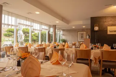 Ein Restaurant oder anderes Speiselokal in der Unterkunft Hotel Villa am Rhein