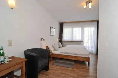 Ein Bett oder Betten in einem Zimmer der Unterkunft Weinhotel Lenz