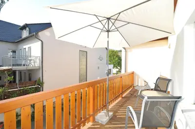 Ein Balkon oder eine Terrasse in der Unterkunft Weinhotel Lenz