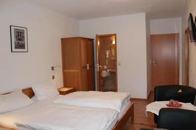 Ein Bett oder Betten in einem Zimmer der Unterkunft Weinhotel Lenz