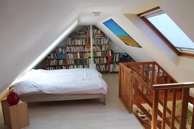 Ein Bett oder Betten in einem Zimmer der Unterkunft Ferienwohnung im Galerie-Haus