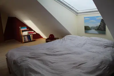 Ein Bett oder Betten in einem Zimmer der Unterkunft Ferienwohnung im Galerie-Haus