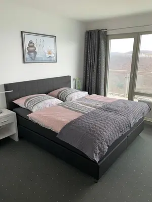 Ein Bett oder Betten in einem Zimmer der Unterkunft Kaiser - Ferienwohnungen Dreiburgenblick