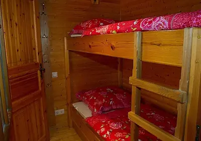 Ein Etagenbett oder Etagenbetten in einem Zimmer der Unterkunft Haus 2 - Typ B (Blockhaus)