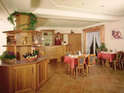 Ein Restaurant oder anderes Speiselokal in der Unterkunft Gästehaus Freimuth