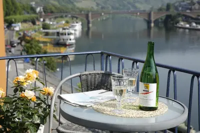 Blick auf einen Fluss in der Nähe des Hotels