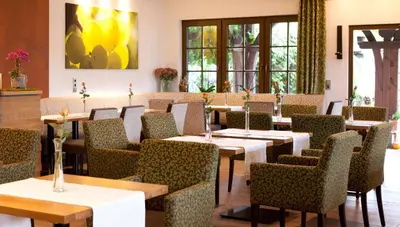 Ein Restaurant oder anderes Speiselokal in der Unterkunft Weinhotel Sonnenschein
