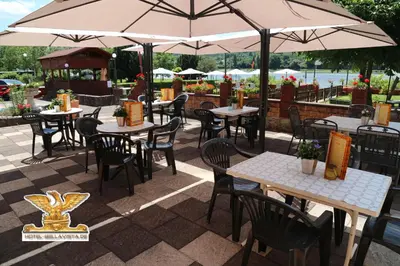 Ein Restaurant oder anderes Speiselokal in der Unterkunft Rheinhotel Bellavista