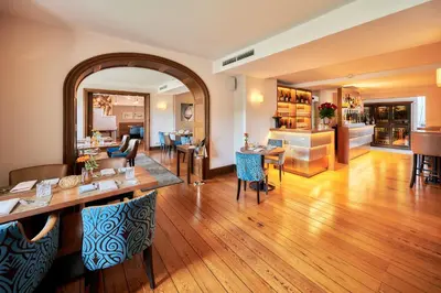 Ein Restaurant oder anderes Speiselokal in der Unterkunft Weinromantikhotel Richtershof