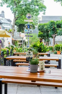 Ein Garten an der Unterkunft Das Ebertor - Hotel & Hostel