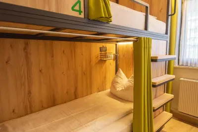 Ein Etagenbett oder Etagenbetten in einem Zimmer der Unterkunft Das Ebertor - Hotel & Hostel