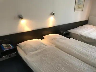 Ein Bett oder Betten in einem Zimmer der Unterkunft Hotel Rheinlust