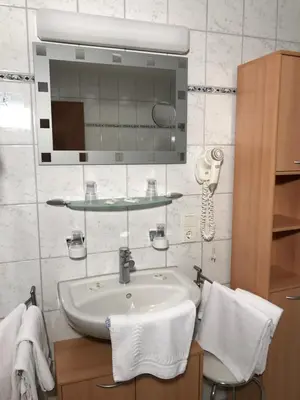 Ein Badezimmer in der Unterkunft Hotel Rheinlust