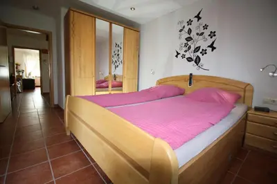 Ein Bett oder Betten in einem Zimmer der Unterkunft Komfort Ferienwohnung FEWO74-1