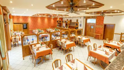 Ein Restaurant oder anderes Speiselokal in der Unterkunft Hotel Restaurant Zur Neroburg