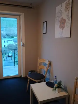 Ein Sitzbereich in der Unterkunft Gasthof Zur Grafschaft Veldenz