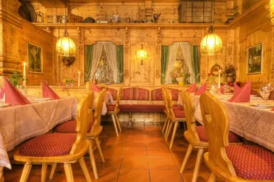 Ein Restaurant oder anderes Speiselokal in der Unterkunft Hotel zur Post