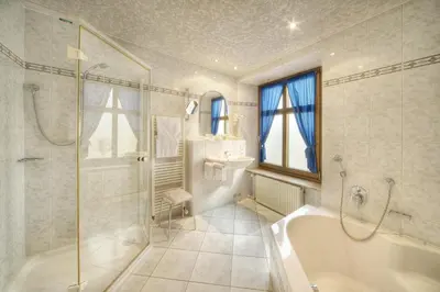 Ein Badezimmer in der Unterkunft Hotel zur Post