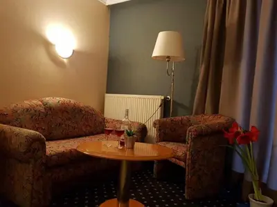 Ein Sitzbereich in der Unterkunft Hotel am Park