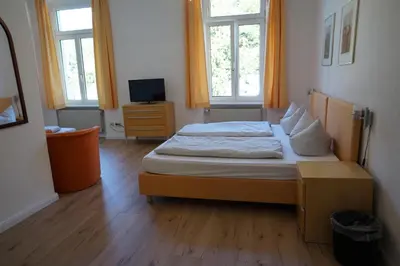 Ein Bett oder Betten in einem Zimmer der Unterkunft Kurhotel Quellenhof
