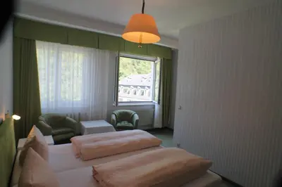 Ein Bett oder Betten in einem Zimmer der Unterkunft Kurhotel Quellenhof