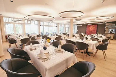 Ein Restaurant oder anderes Speiselokal in der Unterkunft Seehotel Maria Laach