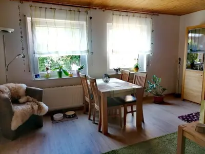 Ein Sitzbereich in der Unterkunft Ferienwohnung Maifeld