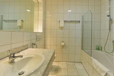 Ein Badezimmer in der Unterkunft LandhotelUllrich